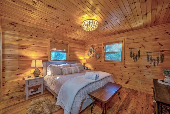 Cabaña, varias camas, hidromasaje, vista a la montaña (Misty Creek Cabin) | 3 habitaciones, decoración personalizada y muebles diferentes