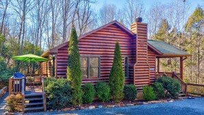 A log cabin with a porch, a covered patio, and a gravel driveway. - Misty Creek Cabin Private 3 BDR w/ Game Room! (Blue Ridge)