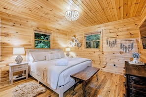 Cabin, nhiều giường, bồn tắm nước nóng, quang cảnh núi (Misty Creek Cabin) | 3 phòng ngủ, truy cập Internet không dây miễn phí, trang trí khác biệt 