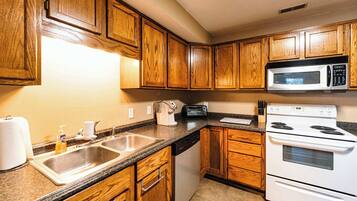 Rumah, Beberapa Tempat Tidur, patio (B. R. Guest House) | Dapur pribadi | Lemari es, microwave, oven, dan kompor