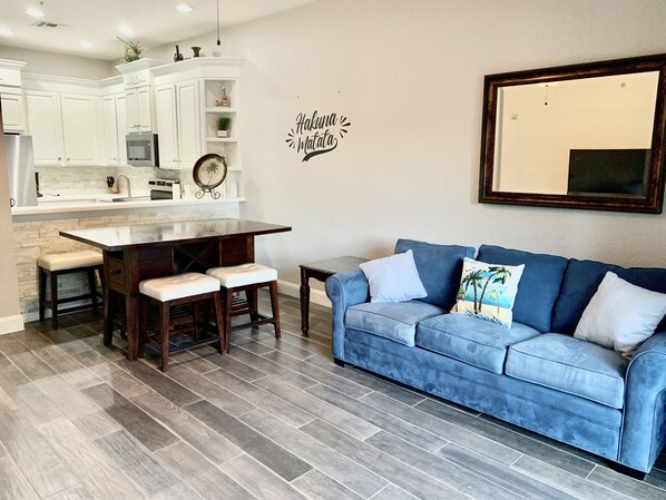 Apartment, Mehrere Betten, Poolzugang, Gartenblick (Disney Tropical Oasis at Bahama Bay) | Wohnbereich | 42-Zoll-Flachbildfernseher mit Digitalempfang