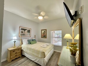 Apartment, Mehrere Betten, Poolzugang, Gartenblick (Disney Tropical Oasis at Bahama Bay) | 3 Schlafzimmer, individuell dekoriert, individuell eingerichtet