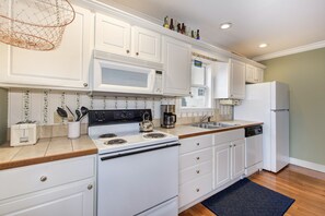 Casa, varias camas, balcón, vistas a la montaña (Gatlinburg Getaway) | Cocina privada | Frigorífico, microondas, horno y placa de cocina