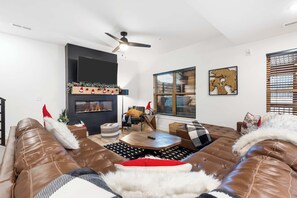 Kabin, Beberapa Tempat Tidur, balkon, pemandangan kolam renang (Rocky Shores Retreat) | Area keluarga | Televisi layar datar 50-inci dengan saluran TV digital dan perapian