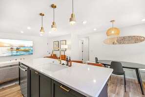Nhà, nhiều giường, sân hiên (Bearcat Bungalows) | Nội thất