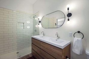 Casa, varias camas, patio (Bearcat Bungalows) | Baño | Artículos de higiene personal de diseño, toallas y papel higiénico