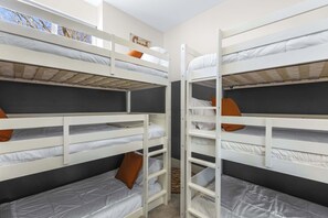 Nhà, nhiều giường, sân hiên (Bearcat Bungalows) | 5 phòng ngủ, trang trí khác biệt 