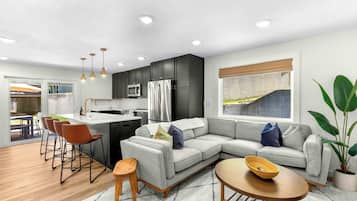 Rumah, Beberapa Tempat Tidur, patio (Bearcat Bungalows) | Area keluarga | Televisi layar datar 65-inci dengan saluran TV digital