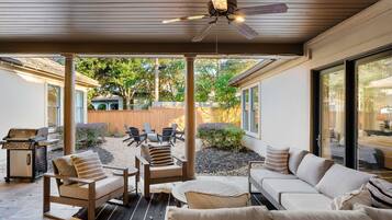 Casa, varias camas, chimenea, vistas al jardín (Austin's Palatial Treasure) | Vistas desde la habitación