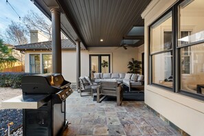 Hus, flere senger, peis, hageutsikt (Austin's Palatial Treasure) | Utsikt fra balkong