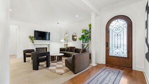 Maison, plusieurs lits, cheminée, vue jardin (Austin's Palatial Treasure) | Coin séjour