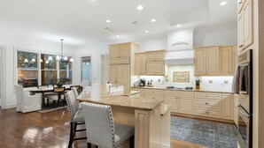 Maison, plusieurs lits, cheminée, vue jardin (Austin's Palatial Treasure) | Cuisine privée