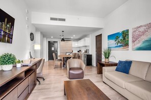 公寓客房, 多張床, 陽台, 部分海 景 (Sunny Luxury Property on the Beach) | 起居區 | 42-吋平面電視，提供數位頻道