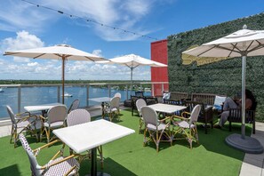 تناول الطعام بالخارج