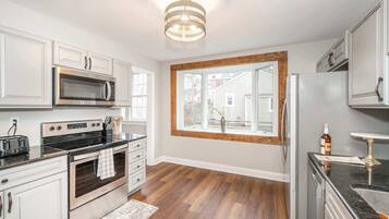 House, Multiple Beds, Patio | Private kitchen | Fridge, microwave, oven, stovetop