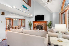 Maison, plusieurs lits, bain à remous, vue jardin | Coin séjour