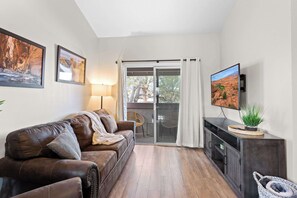 コンドミニアム クイーンベッド 1 台ソファーベッド付き バルコニー マウンテンビュー (Hikers Hideaway) | リビング エリア | 50 インチの薄型テレビ (デジタル放送視聴可)