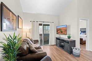 コンドミニアム クイーンベッド 1 台ソファーベッド付き バルコニー マウンテンビュー (Hikers Hideaway) | 1 室のベッドルーム、客室ごとに異なる装飾、客室ごとに異なるインテリア、WiFi (無料)