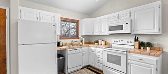 Hikers Hideaway Cozy Resort Condo w/ Pool & More