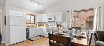 Hikers Hideaway Cozy Resort Condo w/ Pool & More