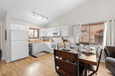 Hikers Hideaway Cozy Resort Condo w/ Pool & More