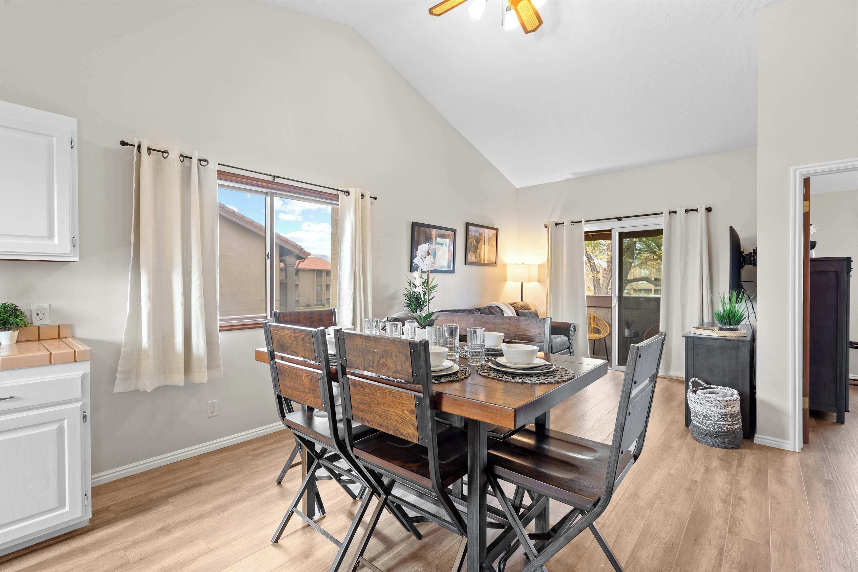 Condo, 1 Queen Bed with Sofa bed, Balcony, Mountain View (Hikers Hideaway) | Dining