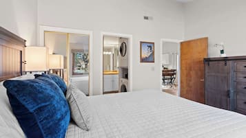 Kondominium, 1 Tempat Tidur Queen dengan tempat tidur Sofa, balkon (Hikers Hideaway) | 1 kamar tidur dan didekorasi berbeda-beda