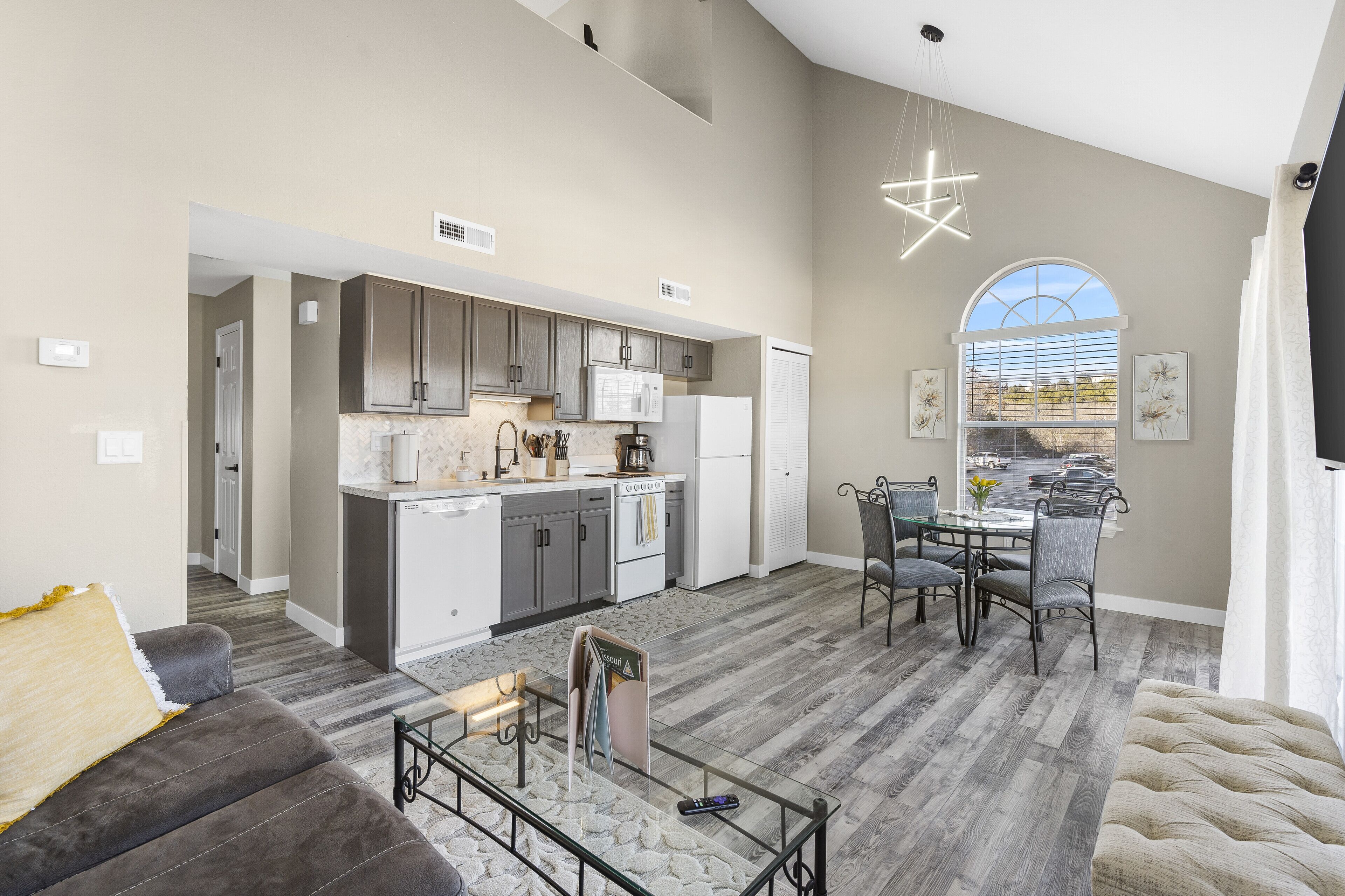 Condo, nhiều giường, bếp (Adorable Fall Creek Condo) | Khu phòng khách