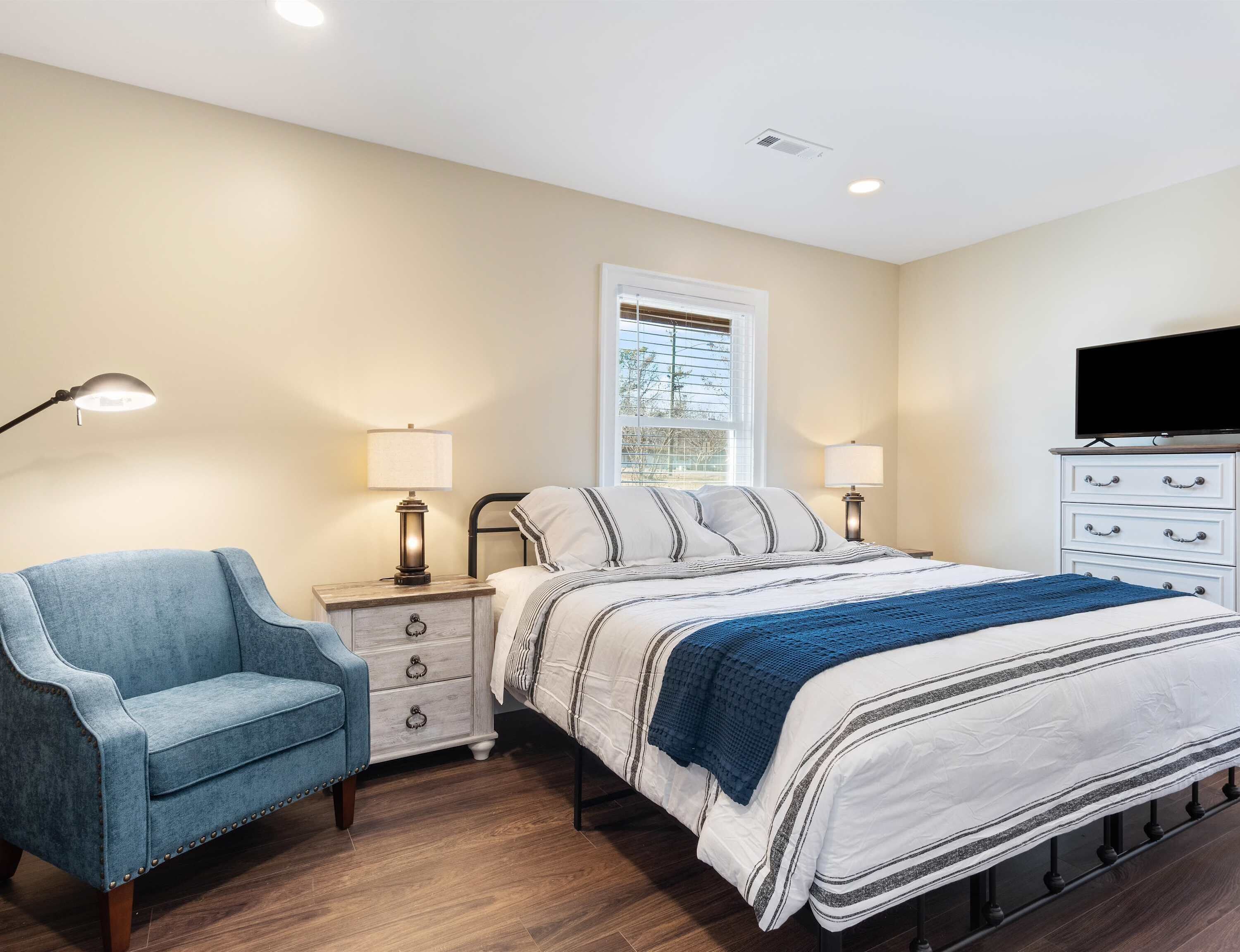 6 bedrooms, individually decorated, individually furnished, desk