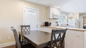 House, Multiple Beds, Fireplace, Garden View | Dining