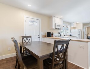 House, Multiple Beds, Fireplace, Garden View | Dining