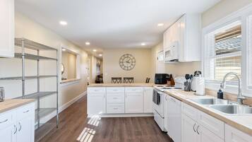 House, Multiple Beds, Fireplace, Garden View | Private kitchen | Fridge, microwave, oven, stovetop