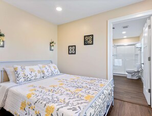 House, Multiple Beds, Fireplace, Garden View | Bathroom | Shower, designer toiletries, hair dryer, towels - Diana's Place (Murfreesboro)