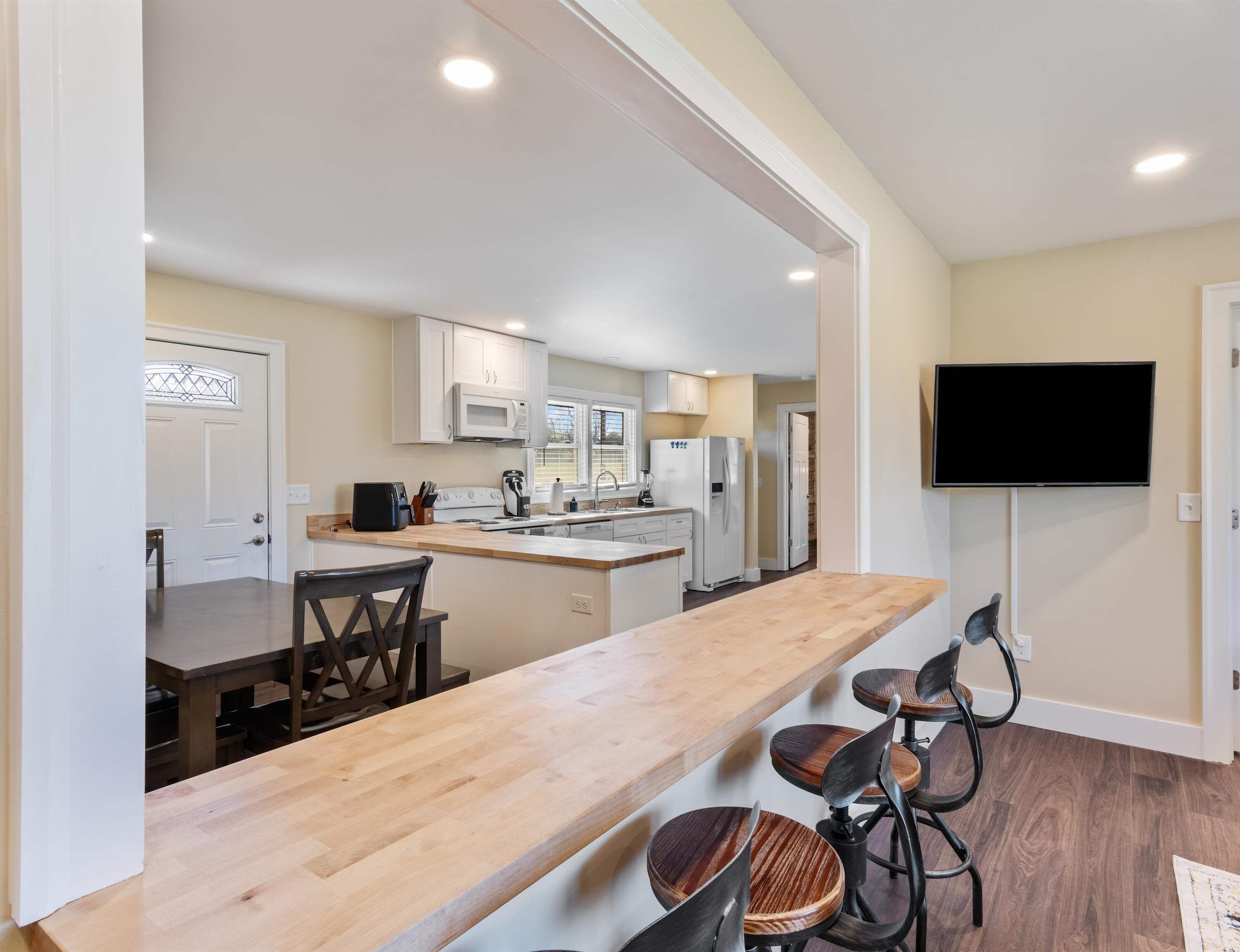 House, Multiple Beds, Fireplace, Garden View | Private kitchen | Fridge, microwave, oven, stovetop