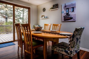 Nhà, nhiều giường, sân hiên | Khu vực ăn uống tại phòng