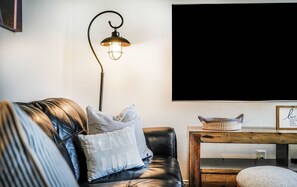 Kondominium, 1 Tempat Tidur Queen, dapur, pemandangan kebun (The Hideaway at Hayloft Lodge) | Area keluarga | Televisi layar datar 42-inci dengan saluran TV digital