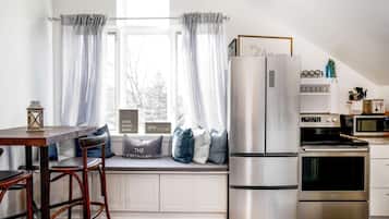 Kondominium, 1 Tempat Tidur Queen, dapur, pemandangan kebun (The Hideaway at Hayloft Lodge) | Dapur pribadi | Lemari es, microwave, oven, dan kompor
