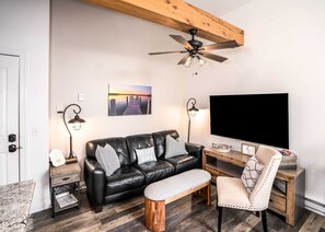 Kondominium, 1 Tempat Tidur Queen, dapur, pemandangan kebun (The Hideaway at Hayloft Lodge) | Area keluarga | Televisi layar datar 42-inci dengan saluran TV digital