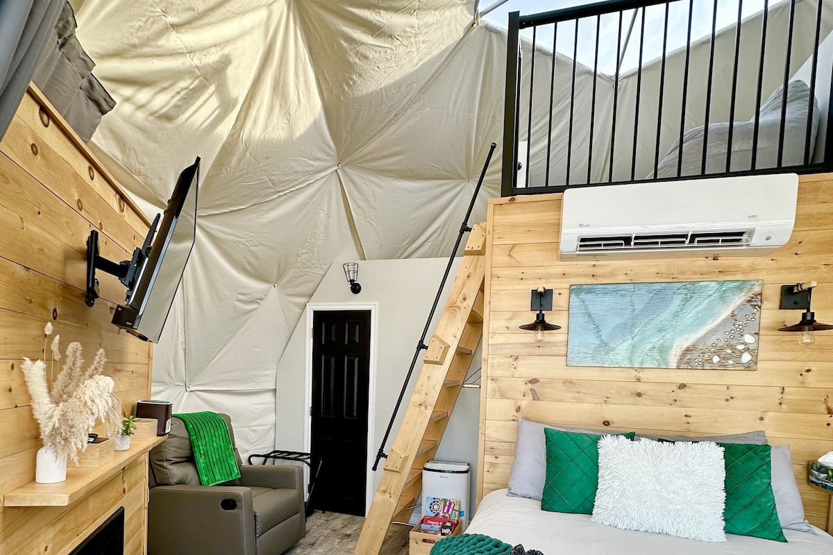 Romantic Tent, 1 Bedroom, Hot Tub, Bay View | WiFi (free), individually decorated, individually furnished, bed sheets