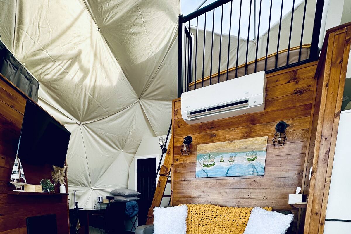Business Tent, 2 Bedrooms, Hot Tub, Bay View | Living room | 42-inch Smart TV with satellite channels, fireplace, streaming services