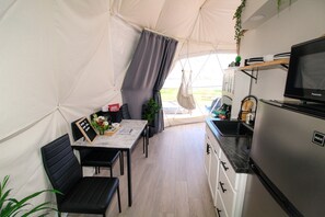 Luxe tent, 2 slaapkamers, bubbelbad, uitzicht op de baai | Privékeuken | Een koelkast, een microgolfoven, een koffiezetapparaat/waterkoker