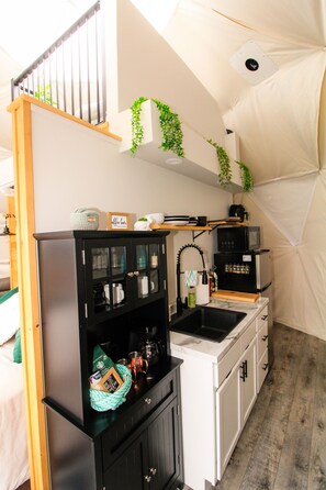 Romantic Tent, 1 Bedroom, Hot Tub, Bay View | Private kitchen