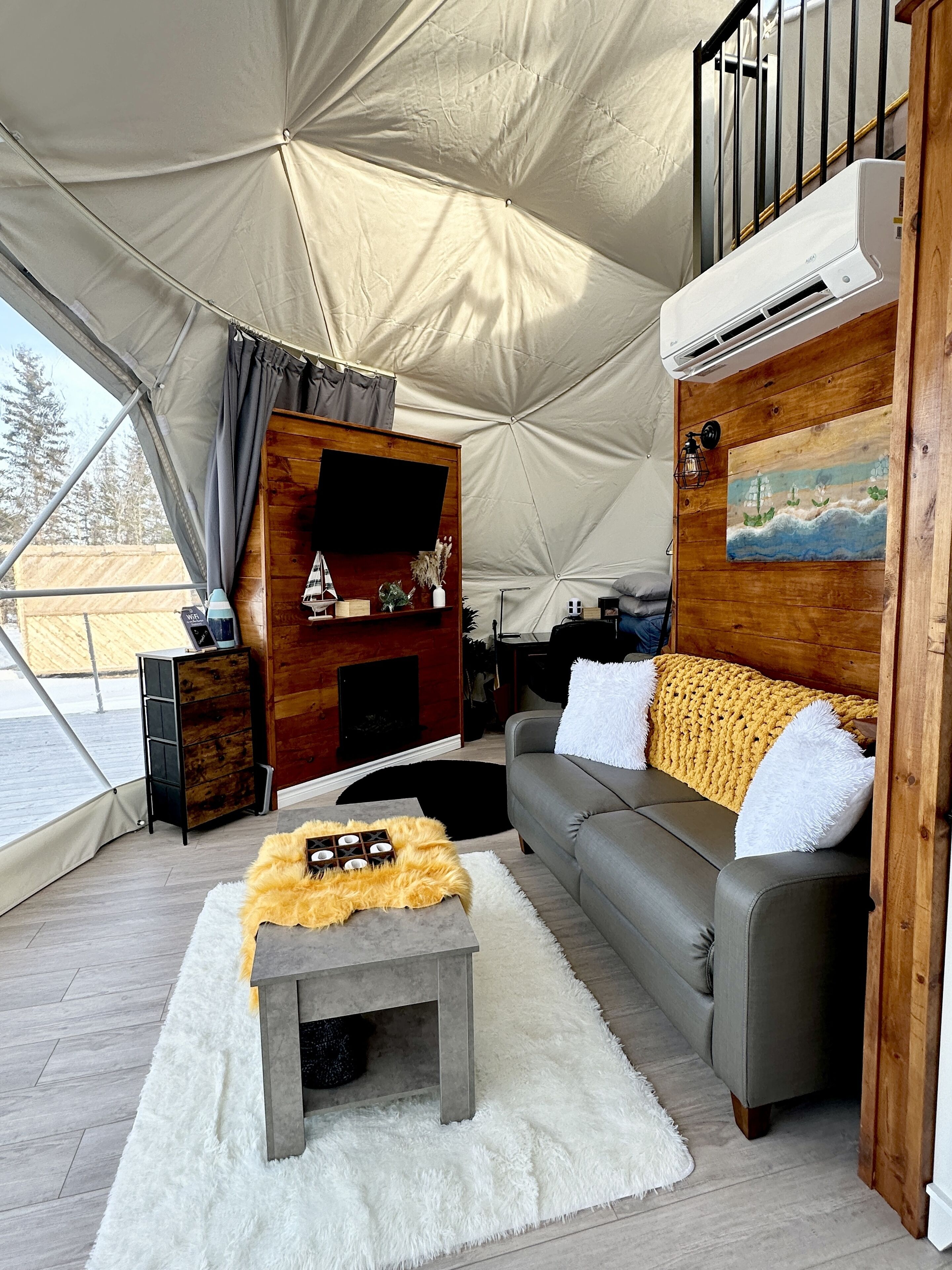 Business Tent, 2 Bedrooms, Hot Tub, Bay View | Living room | 42-inch Smart TV with satellite channels, fireplace, streaming services