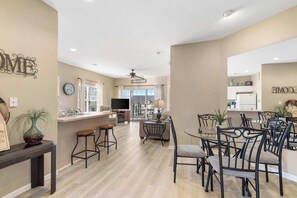 公寓客房, 多張床, 庭院, 高球場景觀 (The Bunker at Holiday Hills Resort) | 用餐區