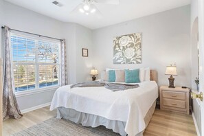 公寓客房, 多張床, 庭院, 高球場景觀 (The Bunker at Holiday Hills Resort) | 2 間臥室、獨特裝潢、布置獨特、免費無線上網