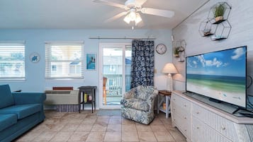 Studiosuite, Mehrere Betten, Whirlpool | Wohnbereich | 42-Zoll-Flachbildfernseher mit Digitalempfang, Fernseher
