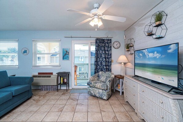 Studio Suite, Multiple Beds, Hot Tub | Living area | 42-inch flat-screen TV with digital channels, TV