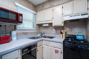 Studio Suite, nhiều giường, bồn tắm nước nóng | Bếp riêng | Tủ lạnh, lò vi sóng, lò nướng, bếp nấu 