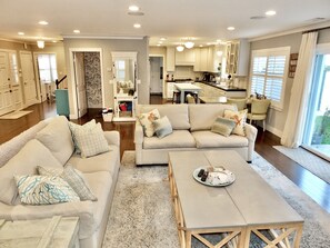 Maison, plusieurs lits, patio, vue plage | Coin séjour