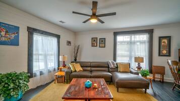 Condo, Multiple Beds, Kitchen, Mountain View | Living area | TV